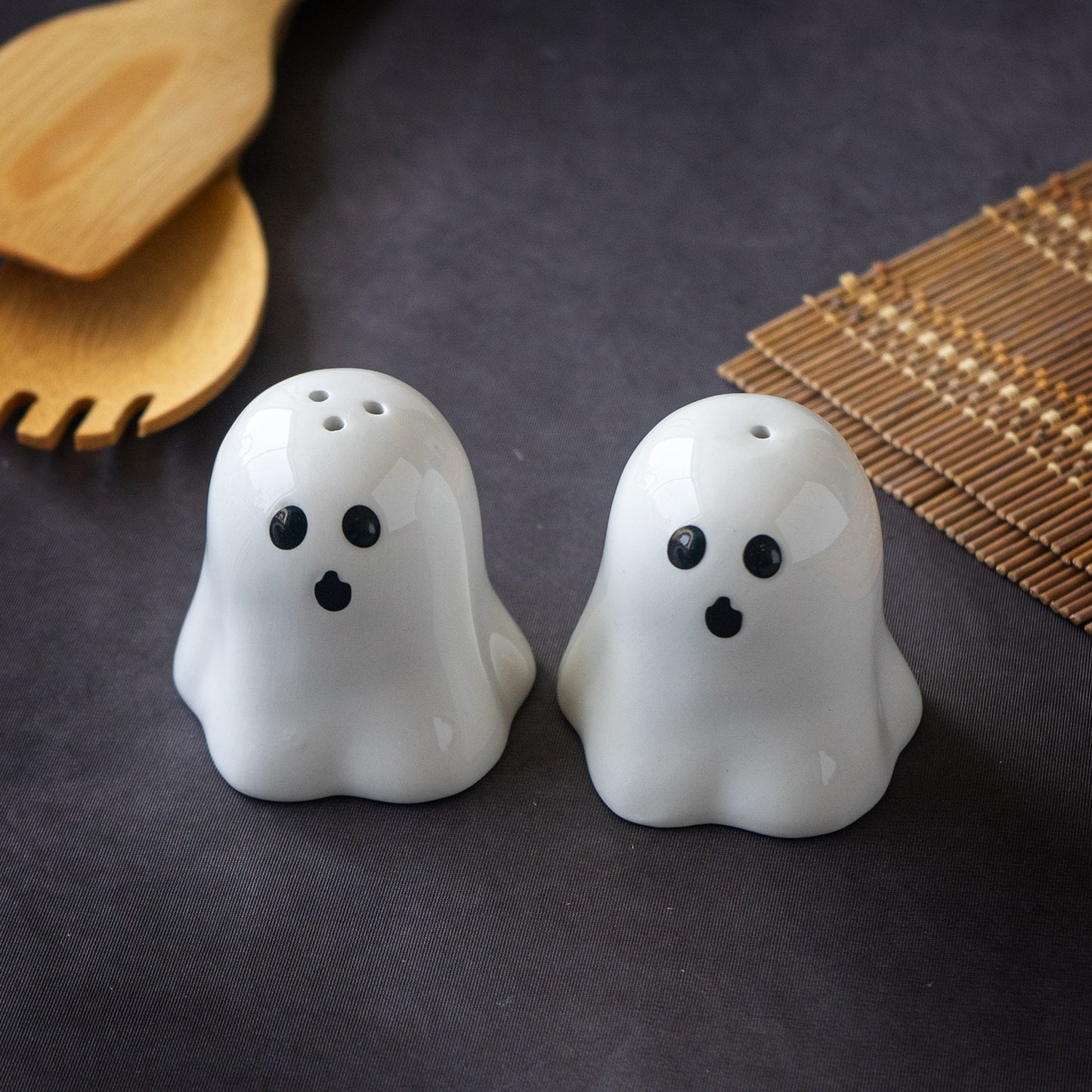 Spooky Ghost Salt and Pepper Shakers Cute Magnetic Ceramic Halloween Kitchen Salt and Pepper Shakers Set