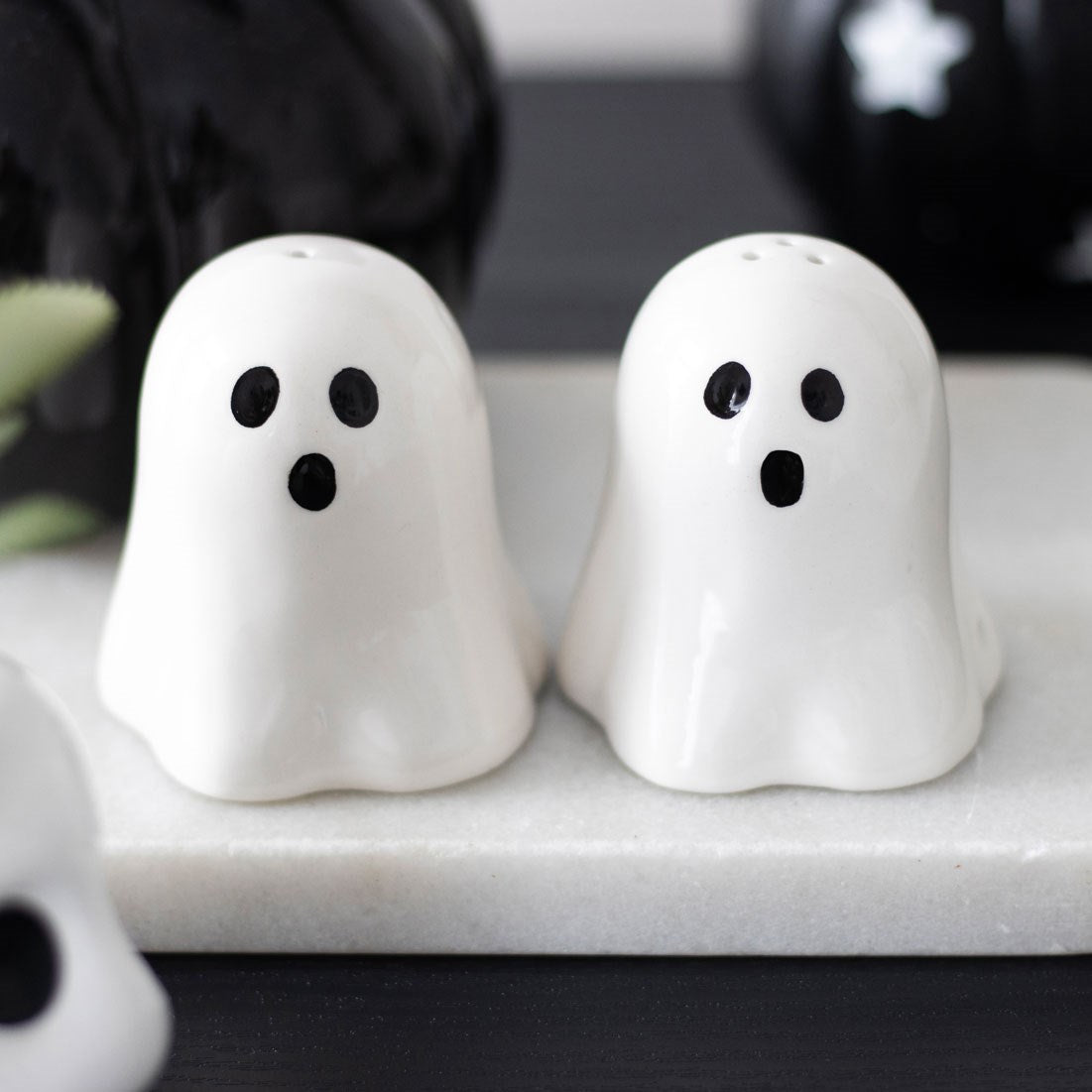 Spooky Ghost Salt and Pepper Shakers Cute Magnetic Ceramic Halloween Kitchen Salt and Pepper Shakers Set